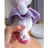 Słodka misia szydełkowa handmade na jasnym tle z lampkami, przytulanka dla dziecka